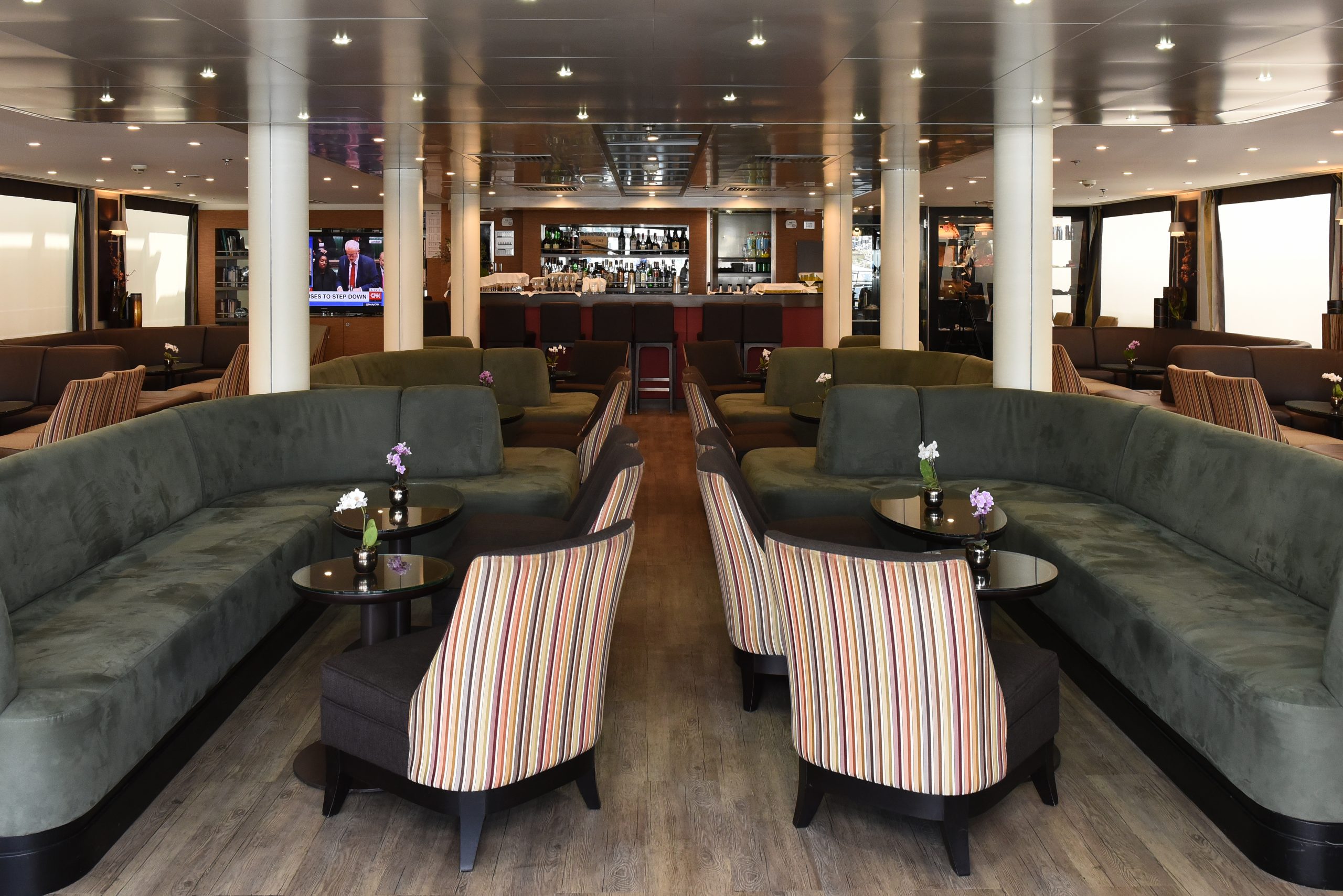 MS Douro Lounge mit Bar scaled