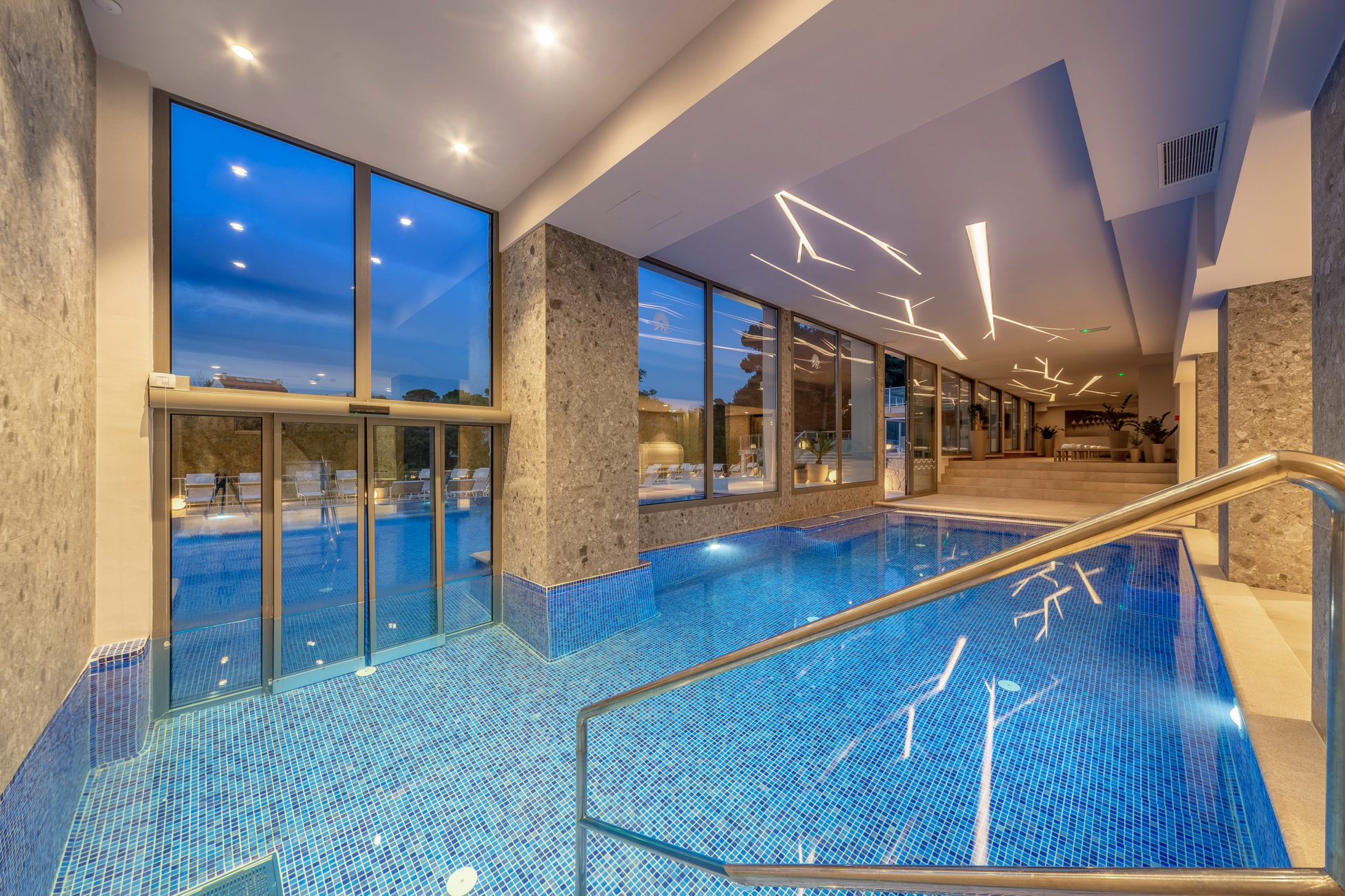 21 10 25 Hotel Malin Innen Pool bild von Hotel Malin